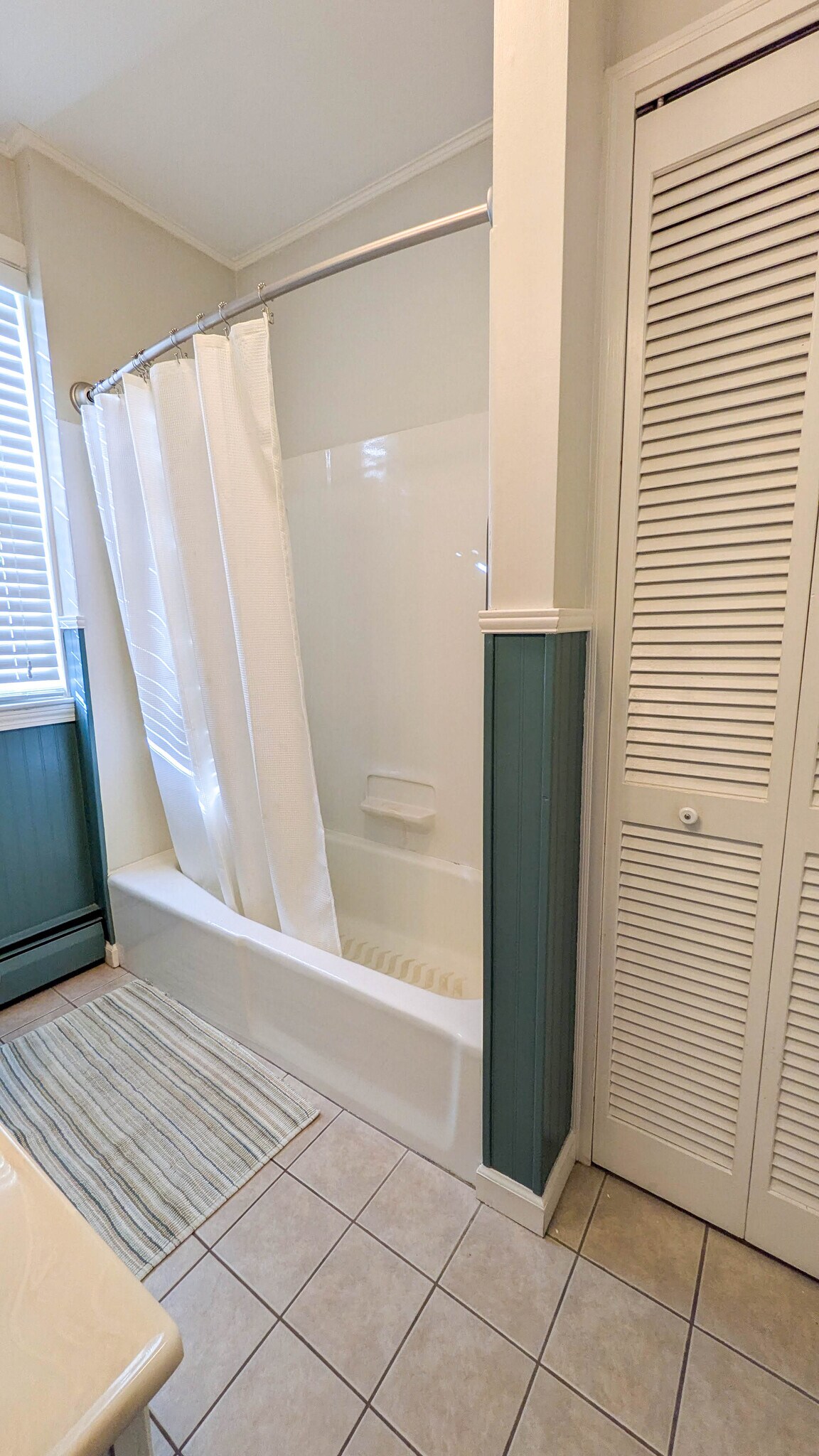 Full bathroom conveniently located off the main hallway - 37 Glover Ave