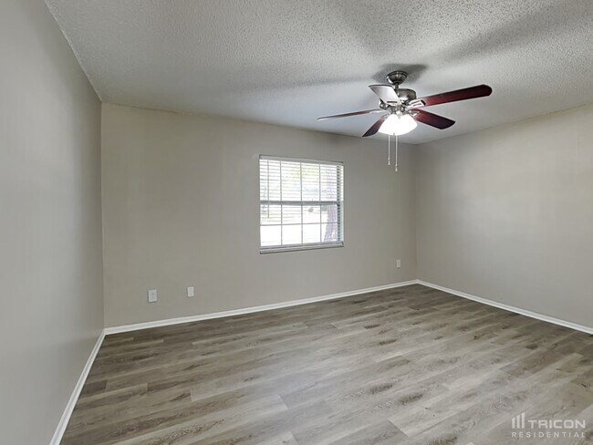 Building Photo - 1525 Guinevere Dr