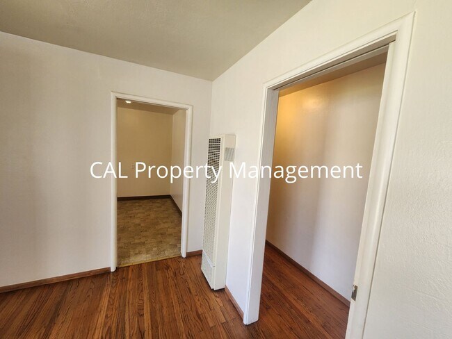 Building Photo - 430 E Laurel Dr