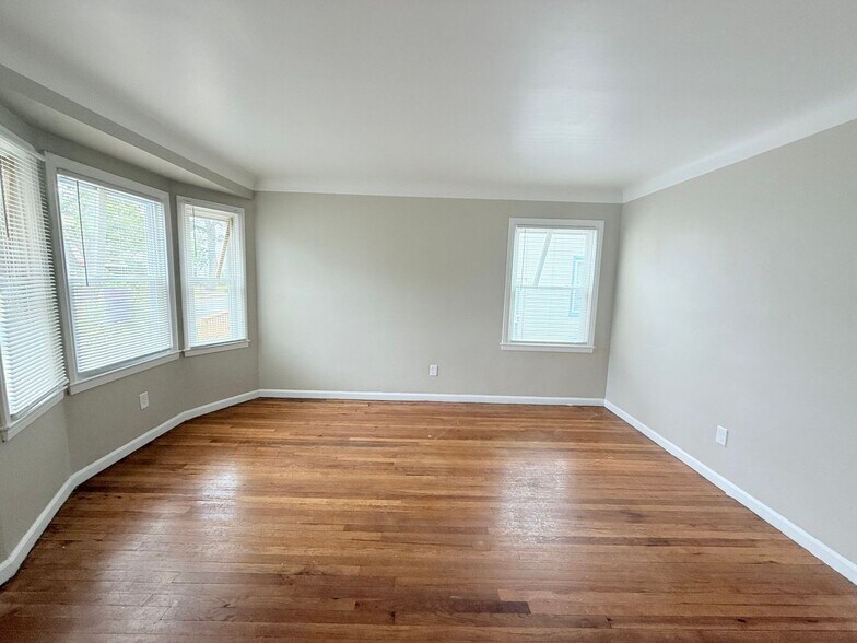 Building Photo - Fully Renovated 3-Bedroom Home – Move-In R...