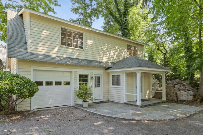 Building Photo - 14 Grove Ln