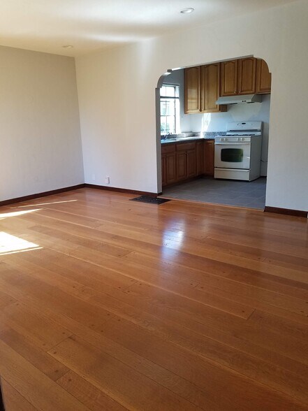 Building Photo - 734 Beatie St