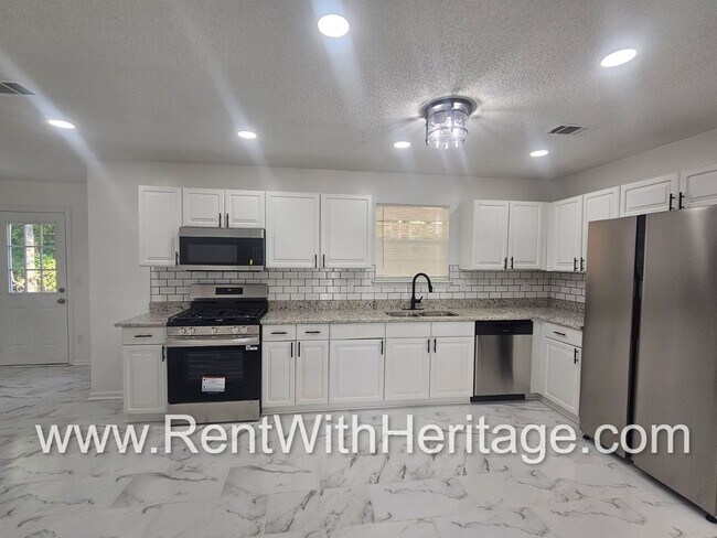 Building Photo - Gorgeous 3bd/ 2.5 bath Home in Popular Nat...