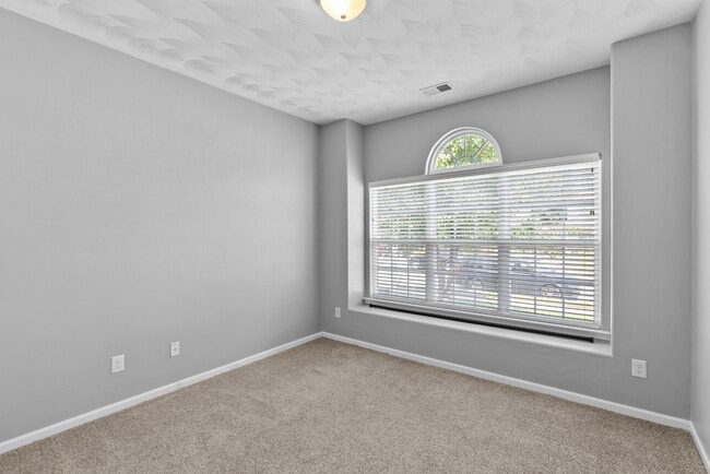 Building Photo - 2560 Golden Maple Dr