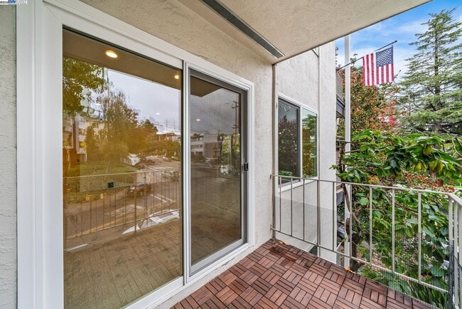 Building Photo - 695 Mariposa Ave