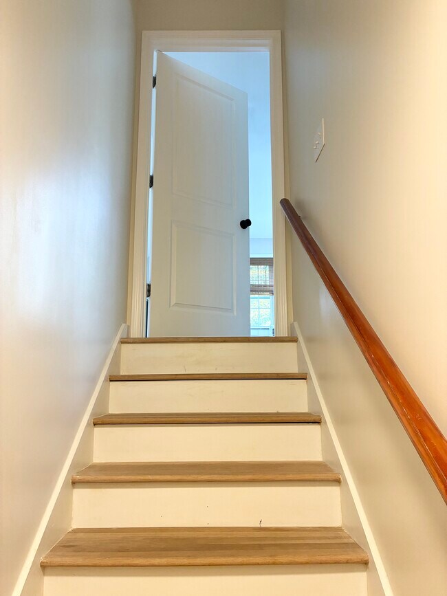 Building Photo - 427 Lakeview Dr