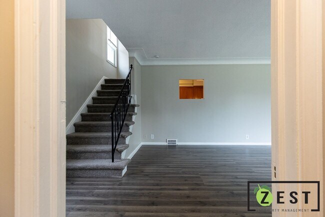 Building Photo - - BEAUTIFUL 3-BEDROOM 1 BATHROOM  April 11th 2-2:30 pm!