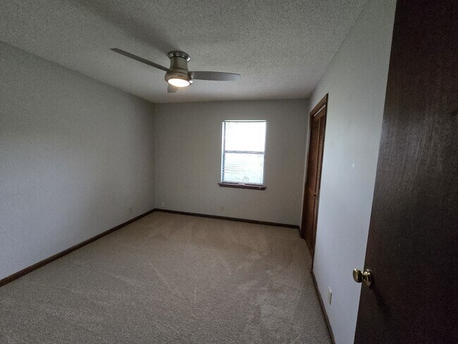 Building Photo - 425 Sunnyside Dr