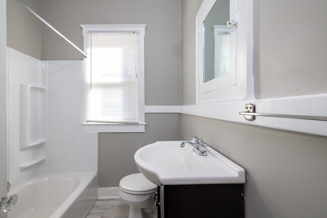 Building Photo - 1220 Manitau Ave