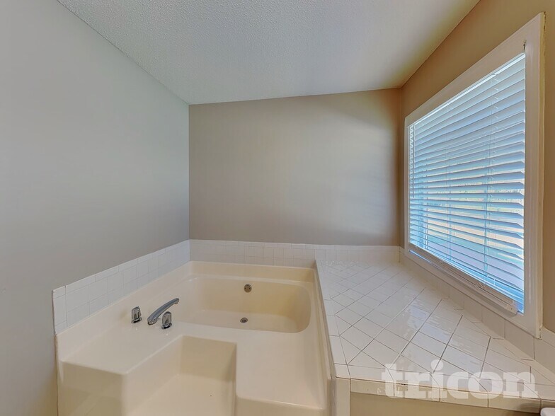 Building Photo - 3023 Ryan Rd