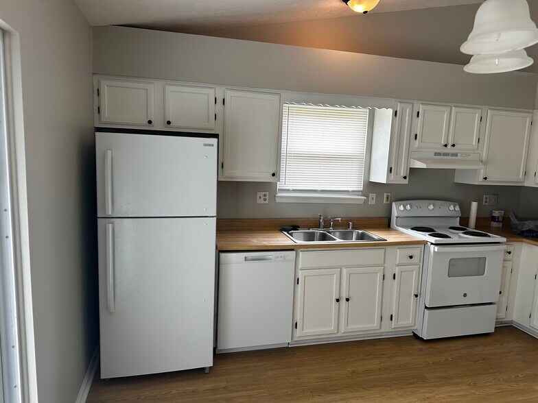 Building Photo - 3755 Chamberlain Ct