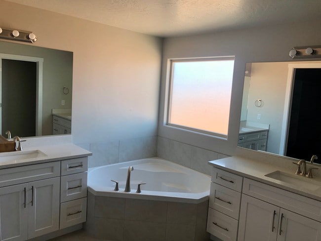 Building Photo - 655 S Malorie Wy