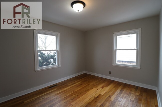 Building Photo - 530 W Elm St