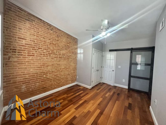 Building Photo - Stylish 2 Bedroom with Spa Bath, Hardwood Floors and Parking