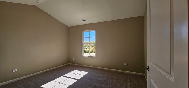 Building Photo - 1 Bedroom, 1 Bathroom, Mid, Second Floor, ...