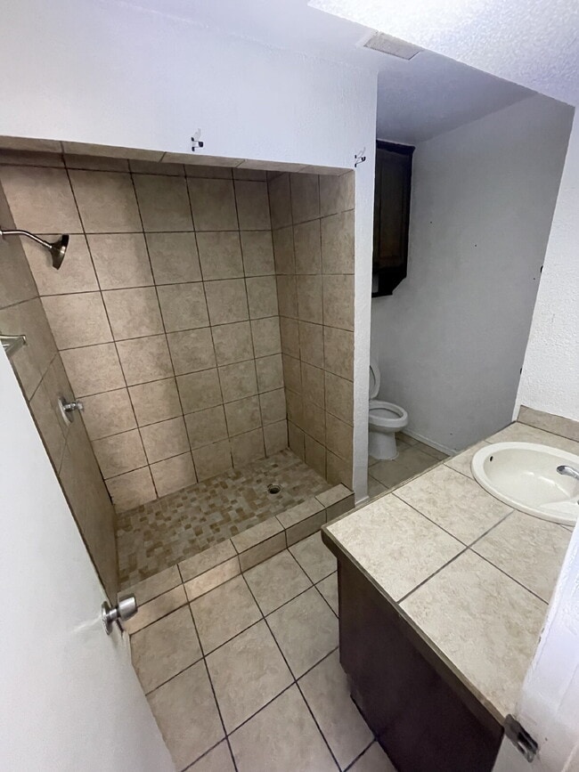 Building Photo - 3-Bedroom Duplex in OKC