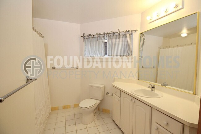 Building Photo - Spacious and Bright Tam Valley Home!  Mult...
