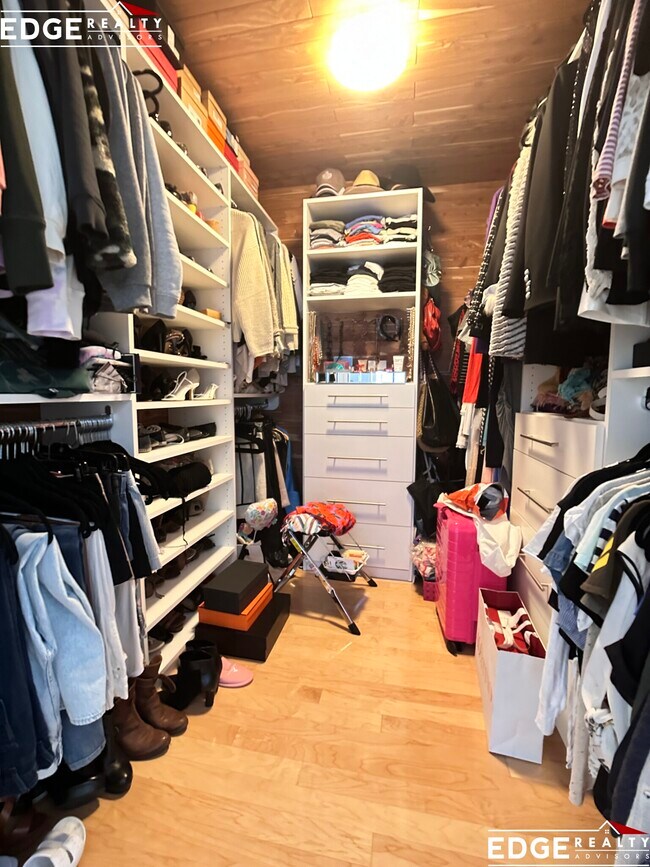 Building Photo - 1584 Beacon St