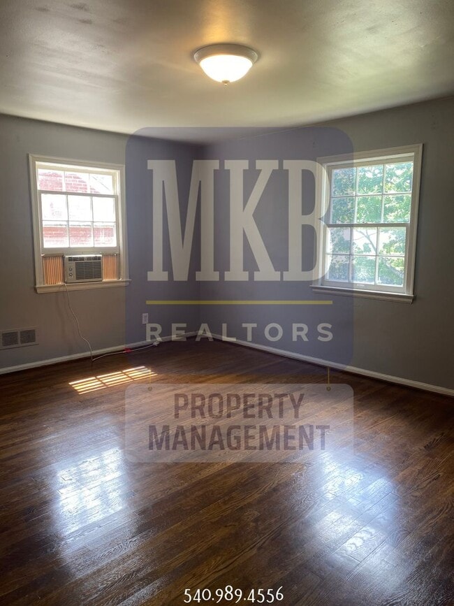 Building Photo - 2 Bedroom 1 Bath Duplex in Grandin/Raleigh...