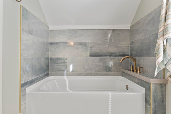 Building Photo - 622 Longview Dr