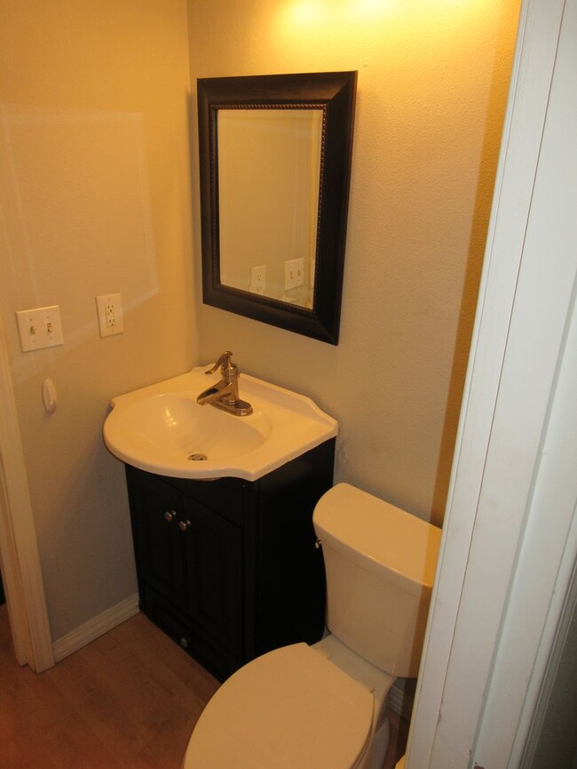 Building Photo - Beautiful Three Bedroom in the Hills of South Salem