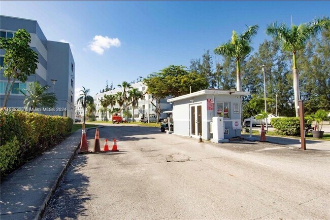 Building Photo - 14820 Naranja Lakes Blvd