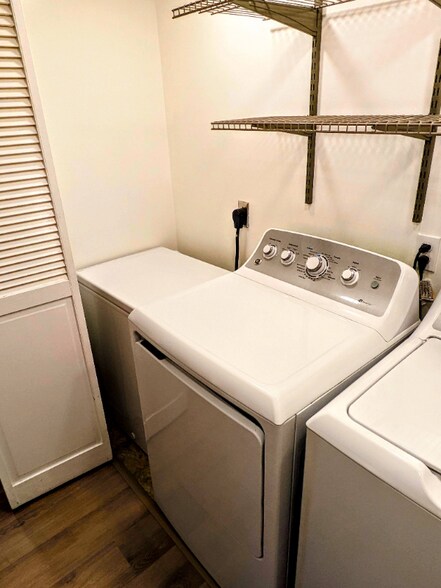 Building Photo - 12723 Woodcrest Plaza