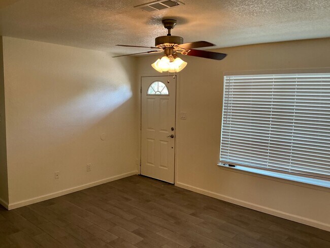Building Photo - 4/2 with Premium Finishes & Great Backyard