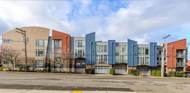 Building Photo - Stunning Downtown Condo
