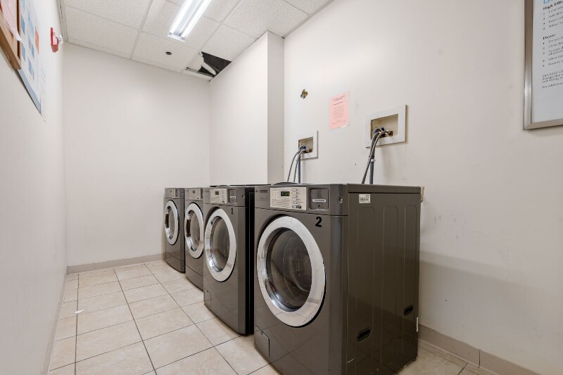 Building Photo - 327 Centre St