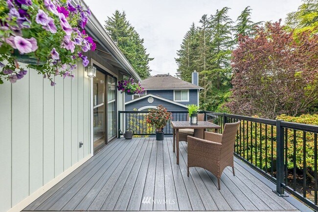 Building Photo - Oversized 4 Bedroom 3 Bathroom Home- Picni...