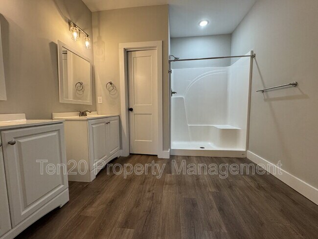 Building Photo - 1346 Ingersoll Dr