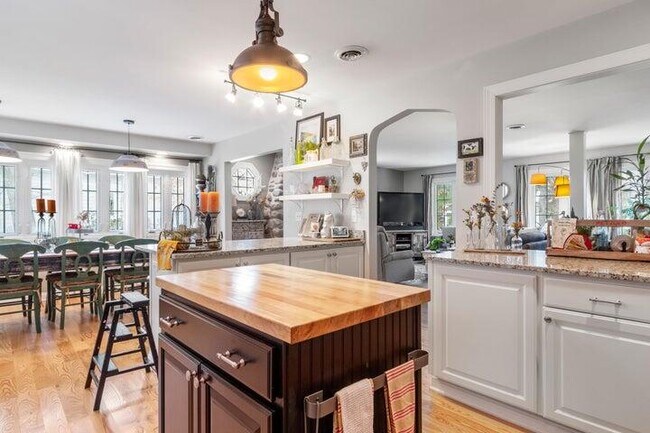 Building Photo - 1069 Sauganash Dr