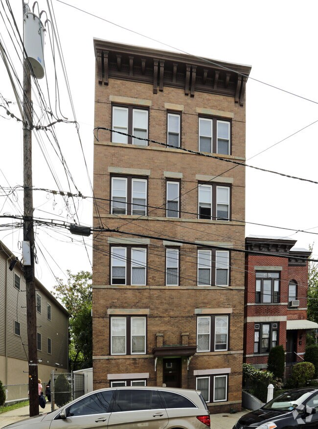 Primary Photo - 261 Hutton St