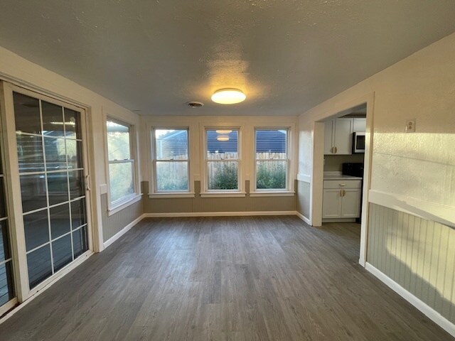 Building Photo - 2527 Riverside Dr