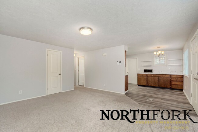 Building Photo - Spectacular Remodeled Nampa Home