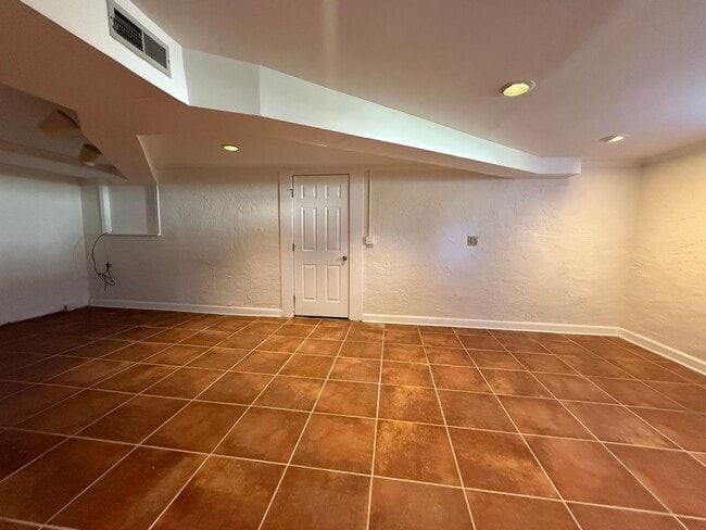 Building Photo - Prime Nashville Location with Comfort & Convenience