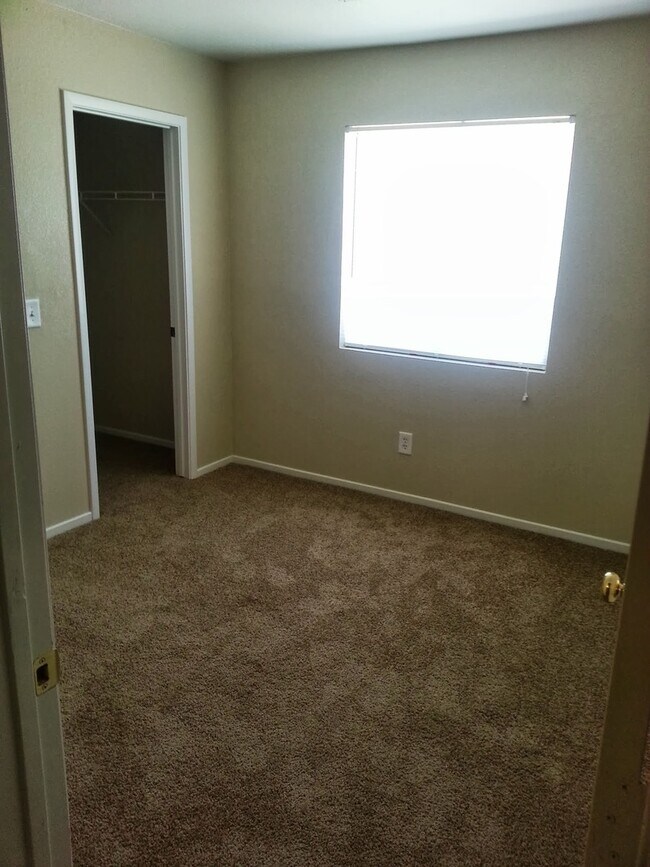 Building Photo - Charming 3 Bedroom 2 Bathroom Home!!