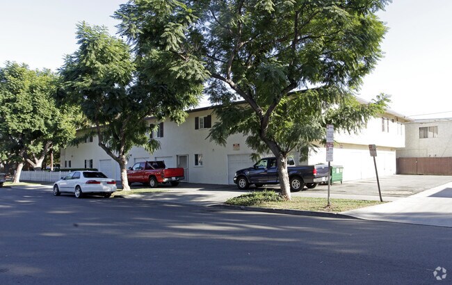 Building Photo - 832 Garfield St