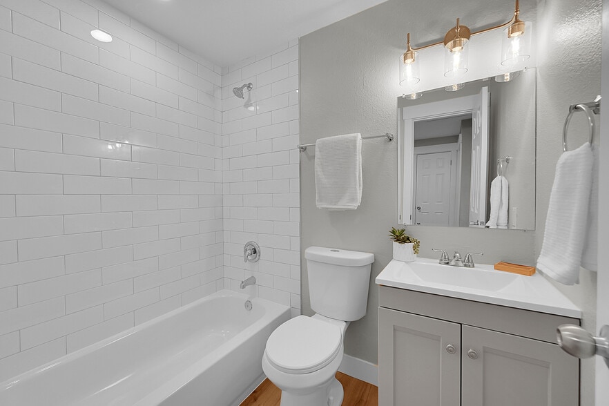 Building Photo - 7700 W Glasgow Pl