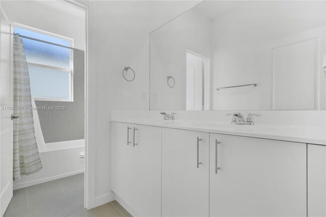 Building Photo - 2444 SE 24th Ave