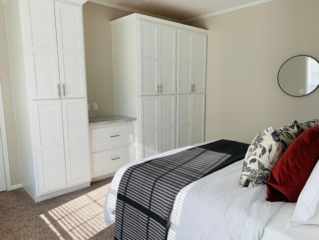 Building Photo - 549 Harvey St