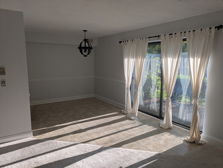 Building Photo - 1015 Forest Green Dr