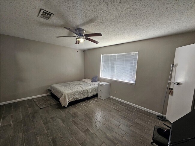 Building Photo - 16715 Rockbend