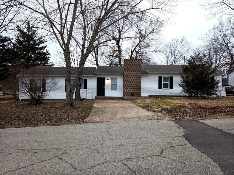 Building Photo - 303 Fleetwood Dr