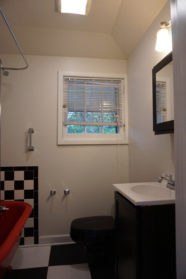 Building Photo - 2502 Tytus Ave