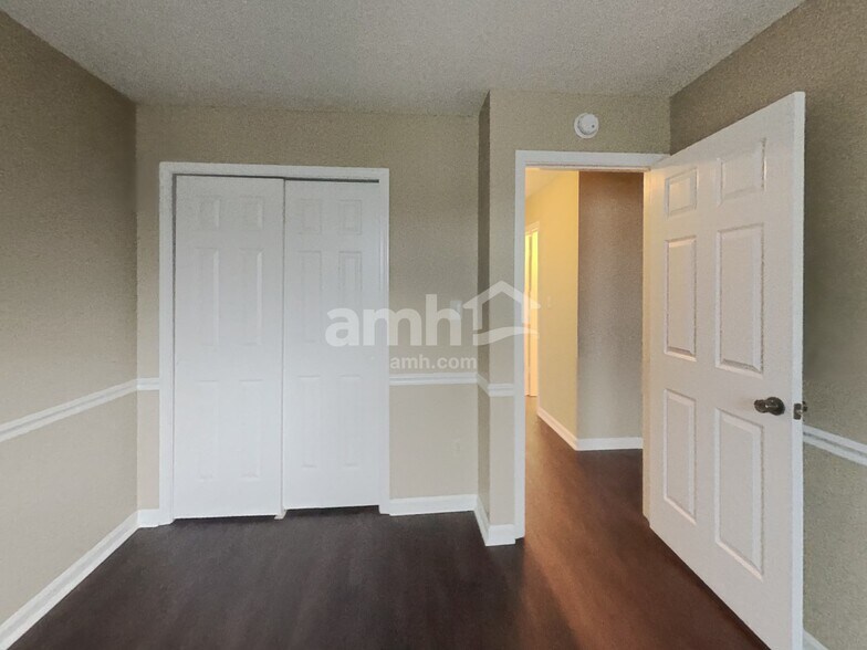 Building Photo - 10604 Magenta Dr