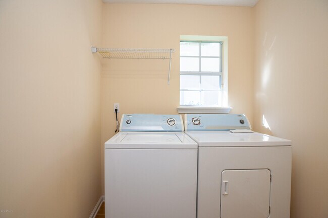 Building Photo - 6201 Pendragon Pl
