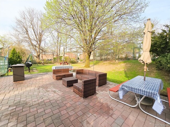 Building Photo - 47-27 Little Neck Pkwy
