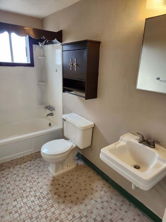 Building Photo - Updated 2 Bedroom Apartment in Millvale!